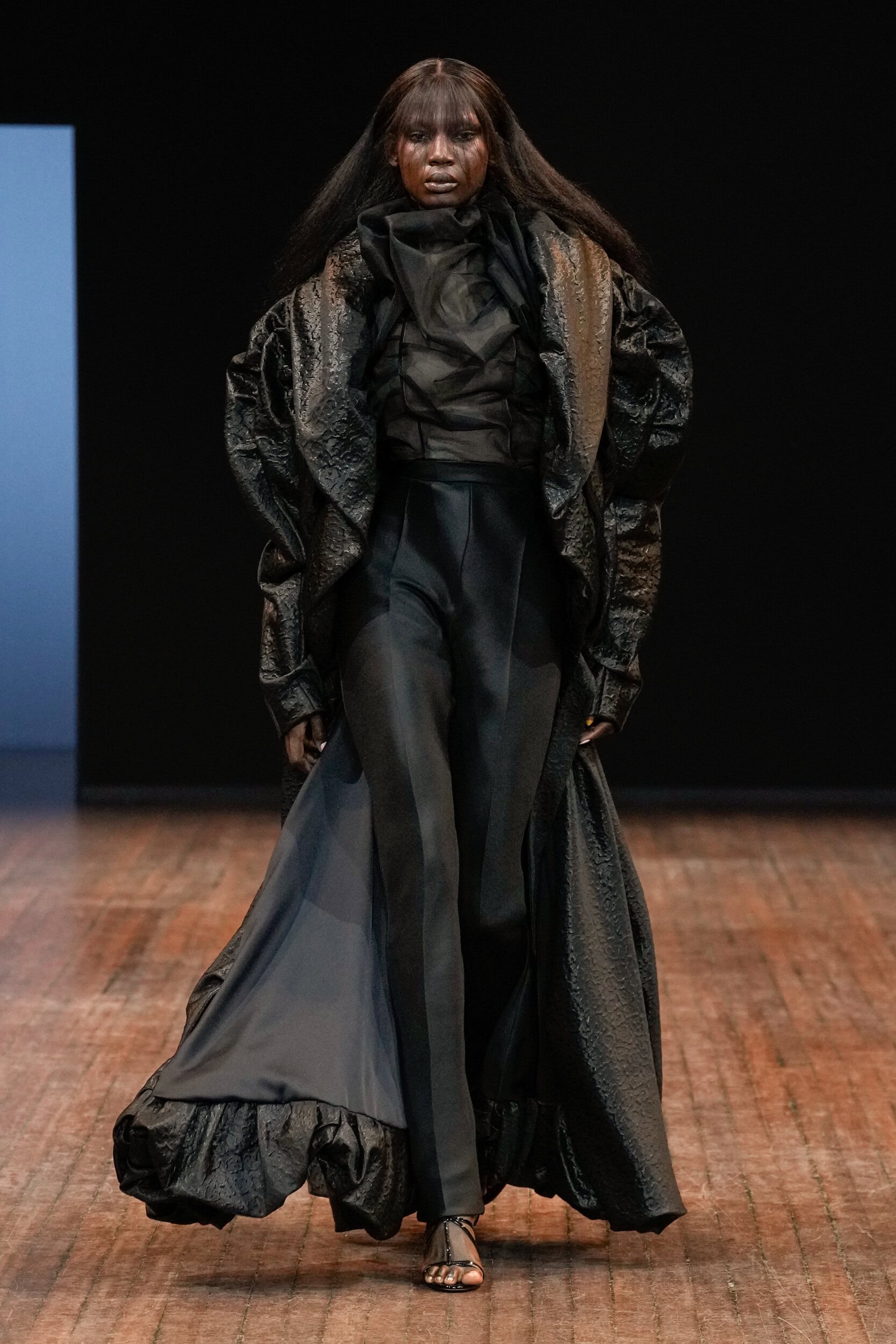 Viktor & Rolf Fall 2025 Couture Fashion Show
