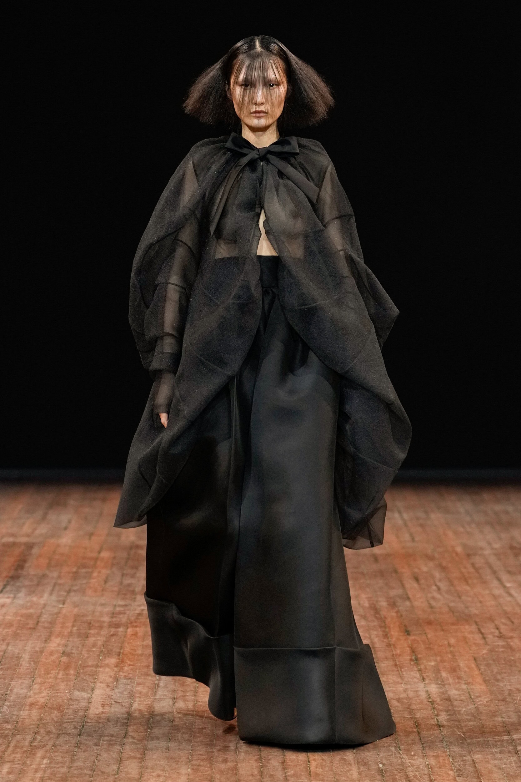 Viktor & Rolf Fall 2025 Couture Fashion Show