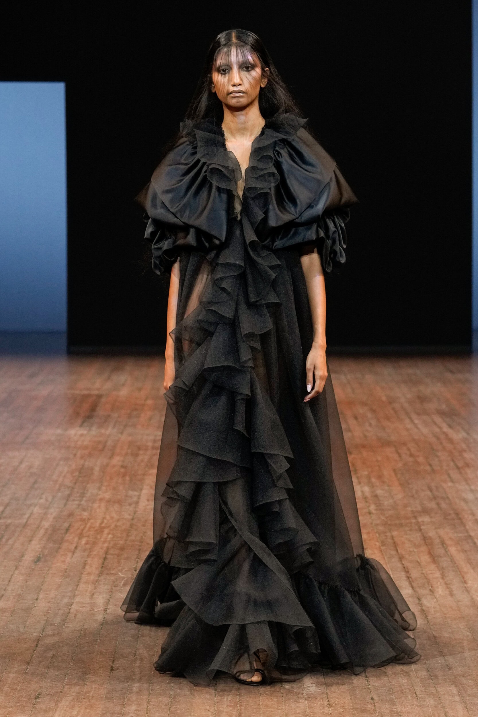 Viktor & Rolf Fall 2025 Couture Fashion Show