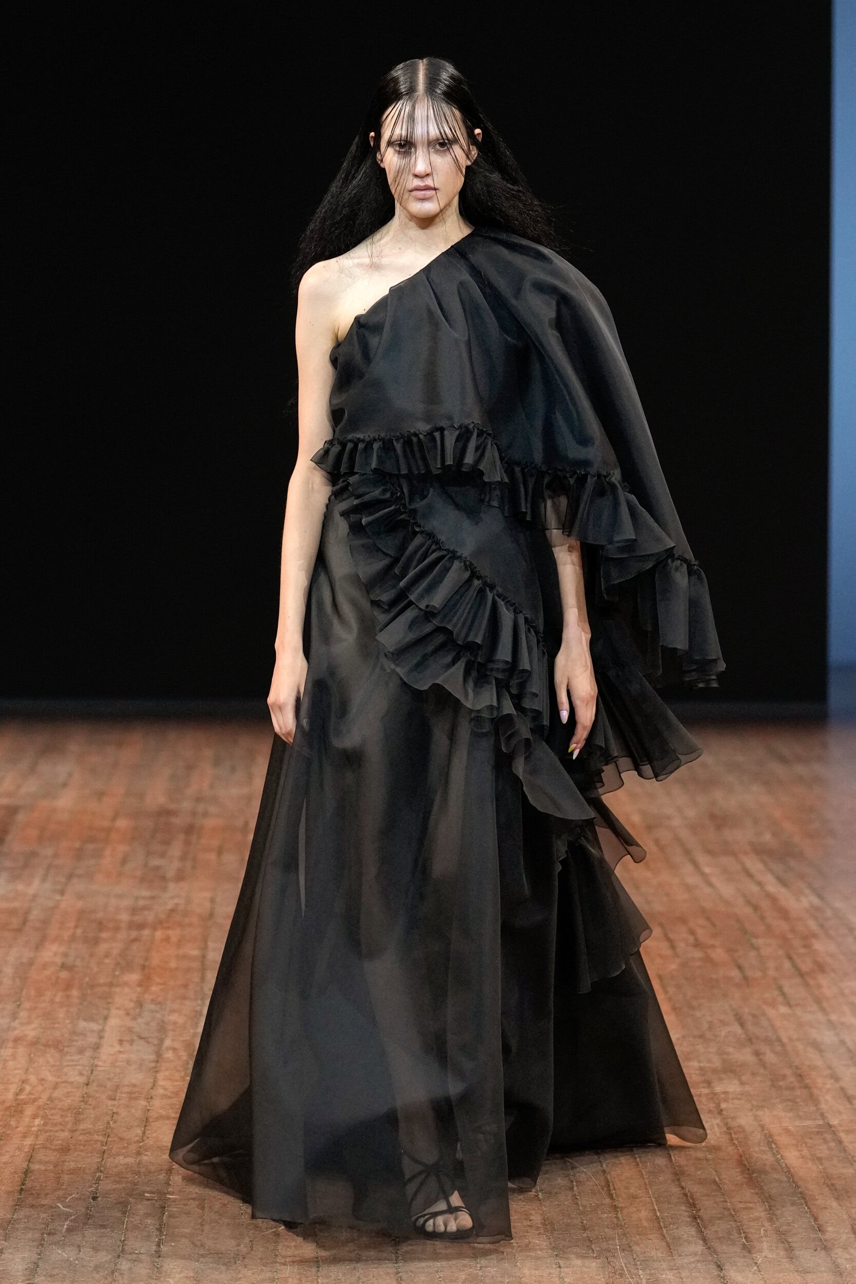 Viktor & Rolf Fall 2025 Couture Fashion Show