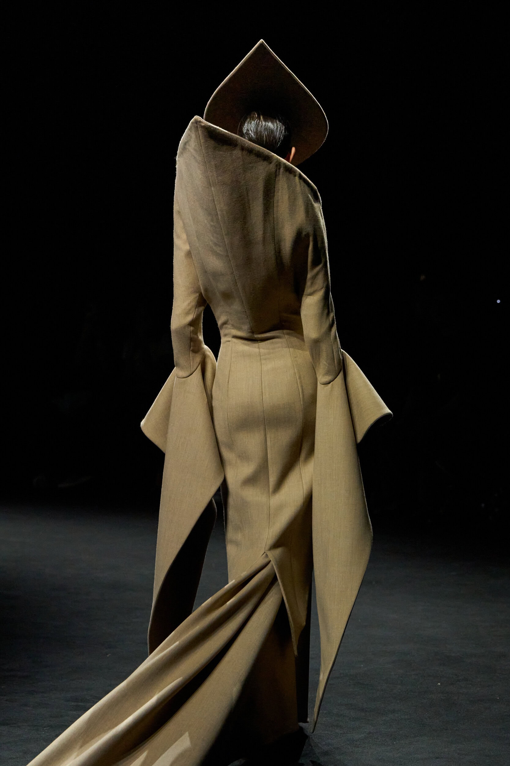 Robert Wun Fall 2025 Couture Fashion Show Details