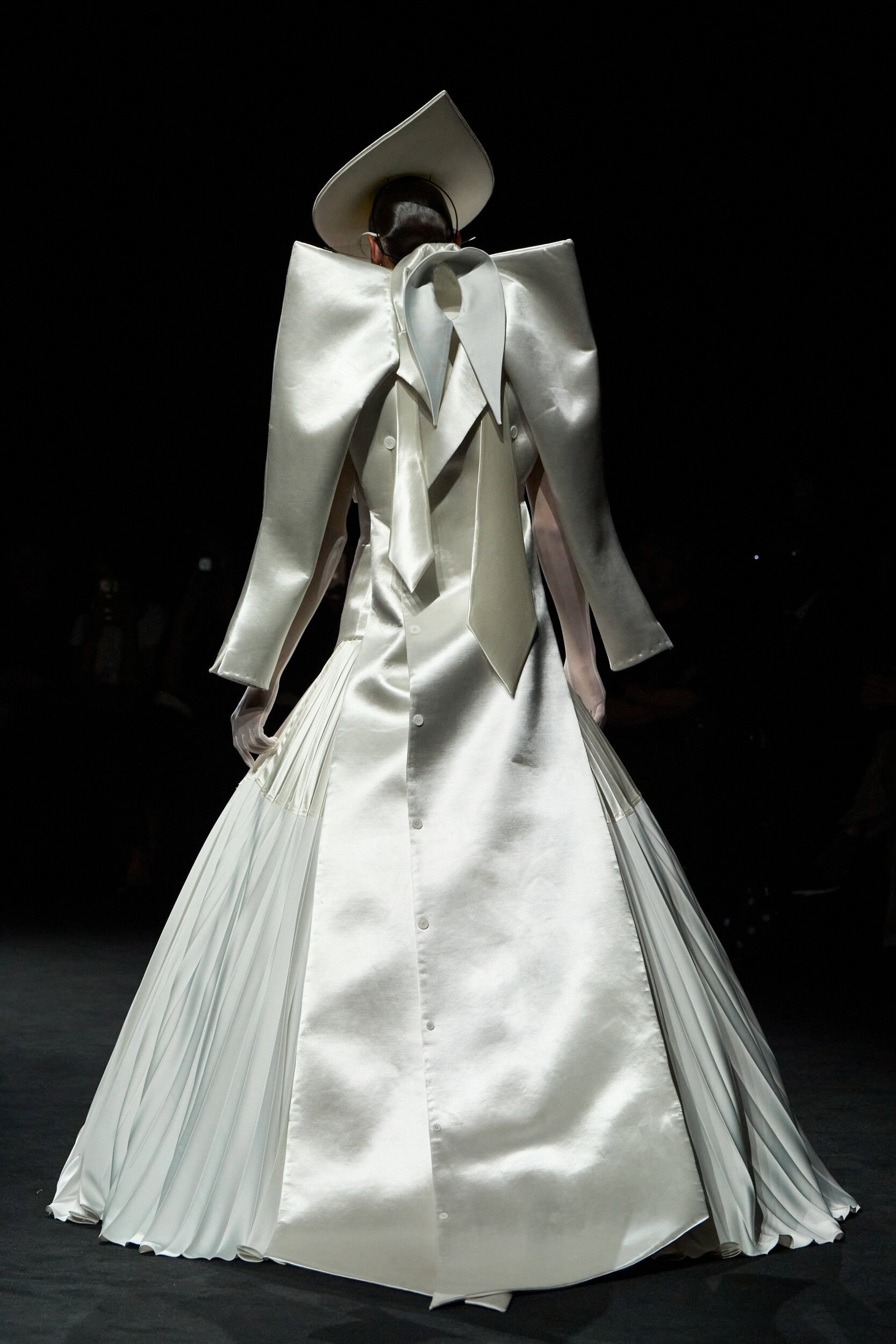 Robert Wun Fall 2025 Couture Fashion Show Details