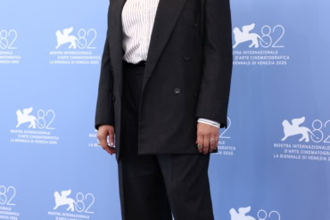 Mayim Bialik in Saint Laurent by Anthony Vaccarello at "Father Mother Sister Brother" photocall - 82nd Venice Film Festival