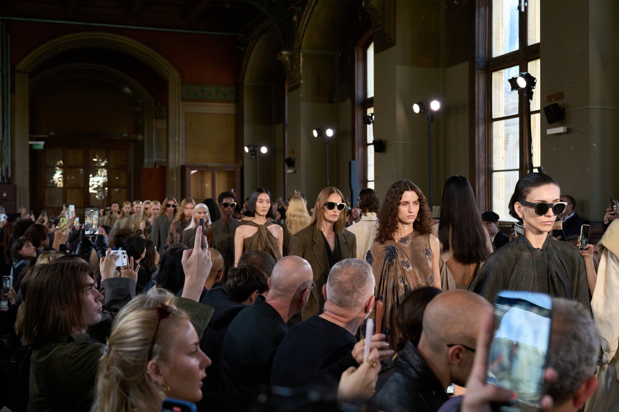 Uma Wang Spring 2026 Fashion Show Atmosphere