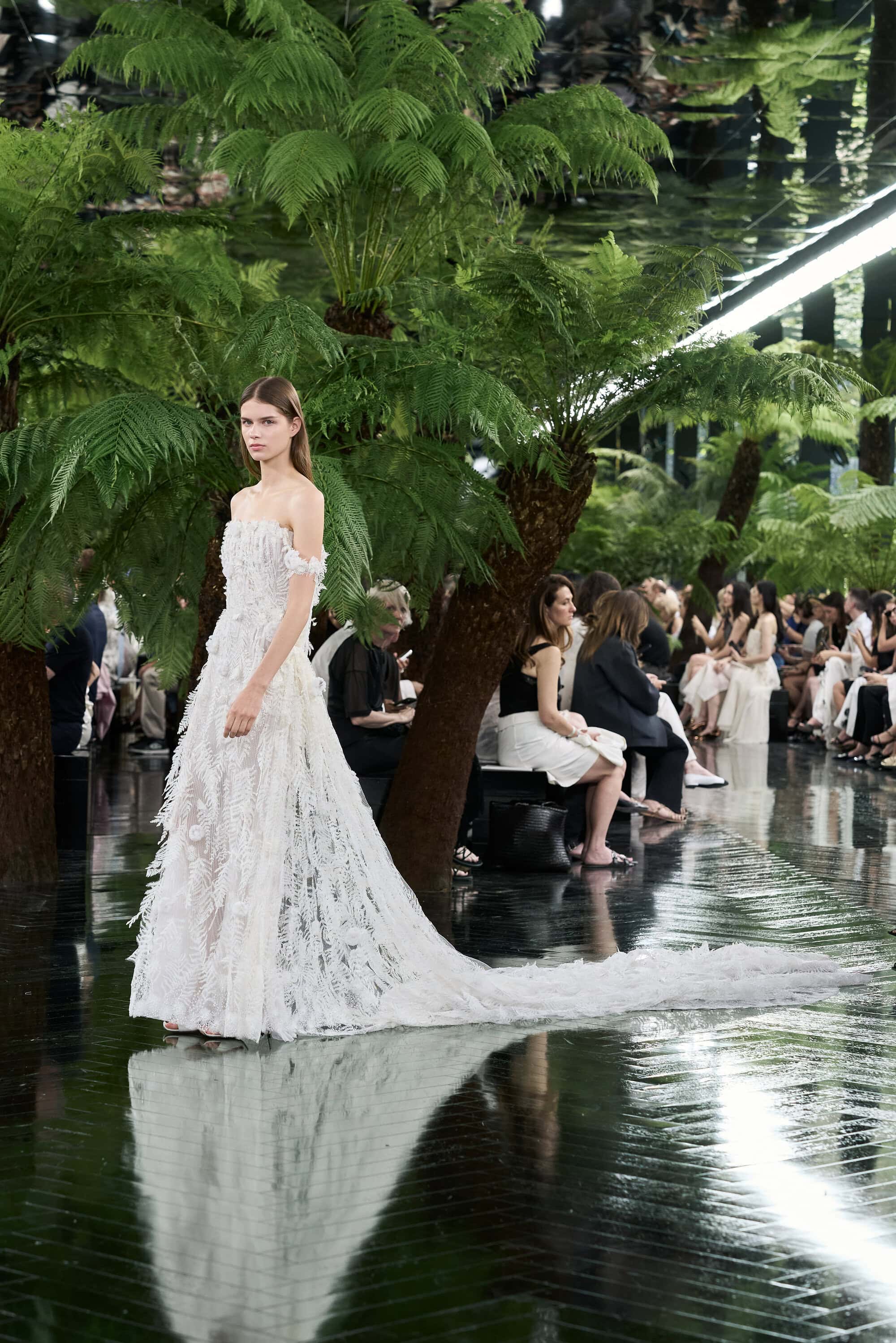 Christian Dior スーツセットアップ　ツイード　グレージュ　背抜き Christian Dior Fall 2026 Couture Review | The Impression