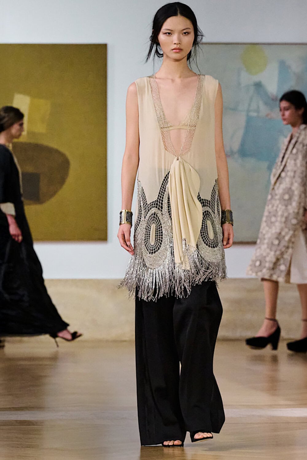 FENDI - FENDI リネン シルク混 ノースリーブ ニット Fendi Fall 2026 Couture Review | The Impression